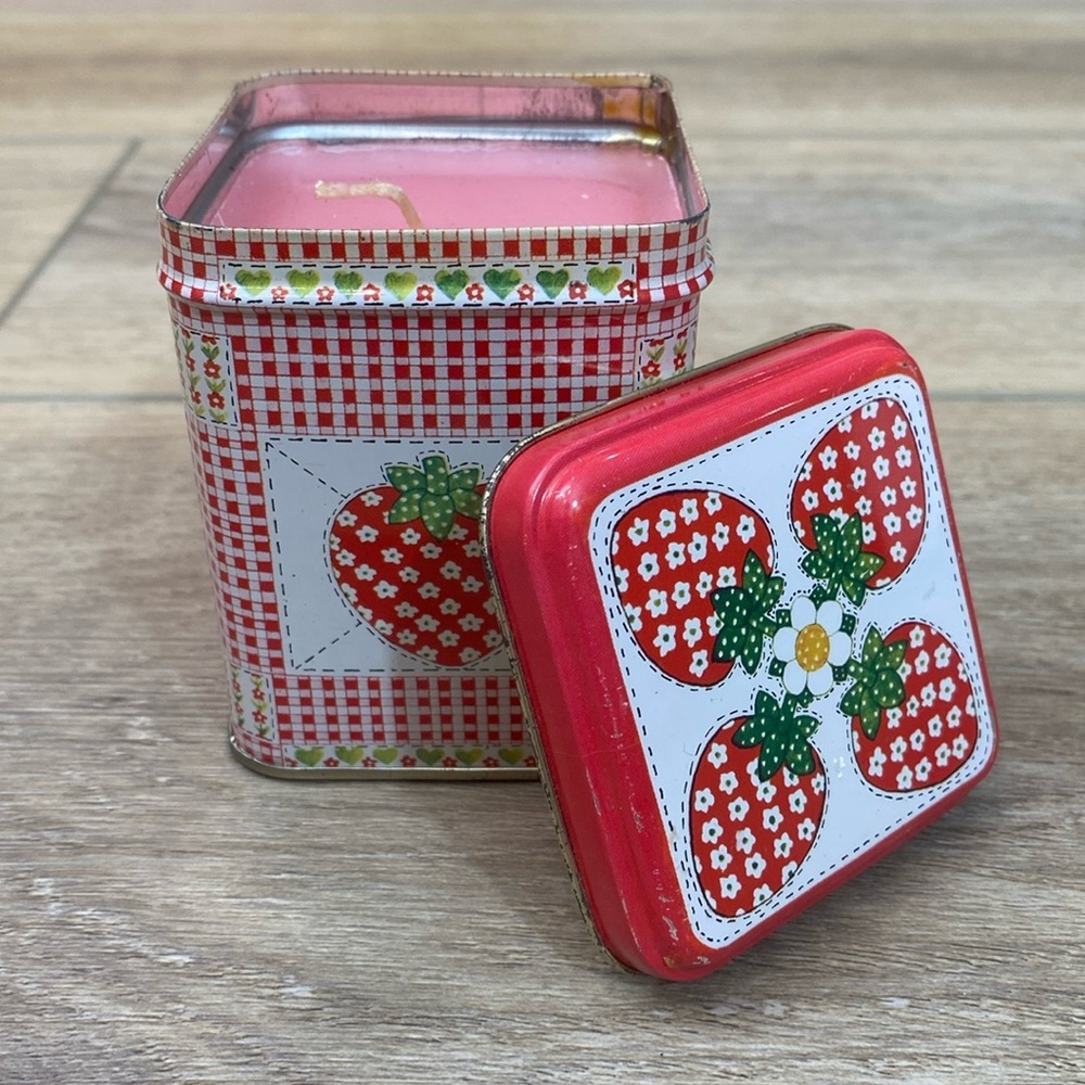 Vintage 1979 Guild House‎ Strawberry Scented Candle with Tin Box